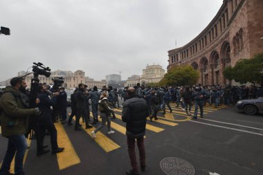 Türk azerbaijani teröristlerinin 10 Aralık 2020 'de Artsakh Cumhuriyeti' nin barışçıl sakinlerine karşı yürüttüğü saldırının ardından Erivan 'da hükümet ve pashinan karşıtı protestolar düzenlendi.