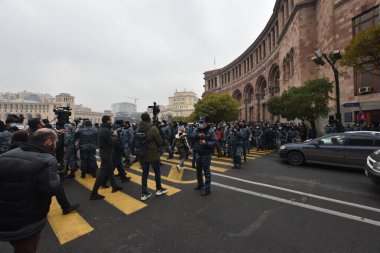 Türk azerbaijani teröristlerinin 10 Aralık 2020 'de Artsakh Cumhuriyeti' nin barışçıl sakinlerine karşı yürüttüğü saldırının ardından Erivan 'da hükümet ve pashinan karşıtı protestolar düzenlendi.