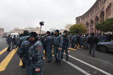 Türk azerbaijani teröristlerinin 10 Aralık 2020 'de Artsakh Cumhuriyeti' nin barışçıl sakinlerine karşı yürüttüğü saldırının ardından Erivan 'da hükümet ve pashinan karşıtı protestolar düzenlendi.