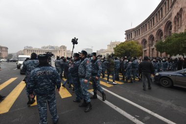 Türk azerbaijani teröristlerinin 10 Aralık 2020 'de Artsakh Cumhuriyeti' nin barışçıl sakinlerine karşı yürüttüğü saldırının ardından Erivan 'da hükümet ve pashinan karşıtı protestolar düzenlendi.