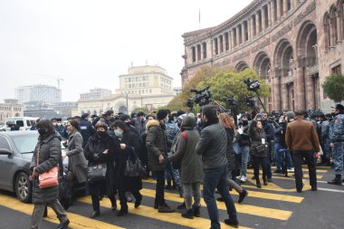 Türk azerbaijani teröristlerinin 10 Aralık 2020 'de Artsakh Cumhuriyeti' nin barışçıl sakinlerine karşı yürüttüğü saldırının ardından Erivan 'da hükümet ve pashinan karşıtı protestolar düzenlendi.