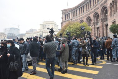 Türk azerbaijani teröristlerinin 10 Aralık 2020 'de Artsakh Cumhuriyeti' nin barışçıl sakinlerine karşı yürüttüğü saldırının ardından Erivan 'da hükümet ve pashinan karşıtı protestolar düzenlendi.