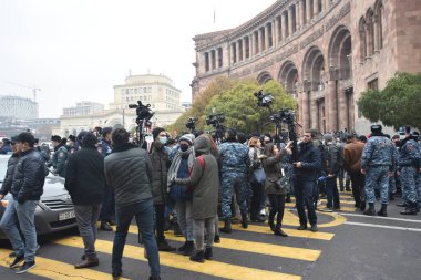 Türk azerbaijani teröristlerinin 10 Aralık 2020 'de Artsakh Cumhuriyeti' nin barışçıl sakinlerine karşı yürüttüğü saldırının ardından Erivan 'da hükümet ve pashinan karşıtı protestolar düzenlendi.