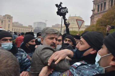 Türk azerbaijani teröristlerinin 10 Aralık 2020 'de Artsakh Cumhuriyeti' nin barışçıl sakinlerine karşı yürüttüğü saldırının ardından Erivan 'da hükümet ve pashinan karşıtı protestolar düzenlendi.