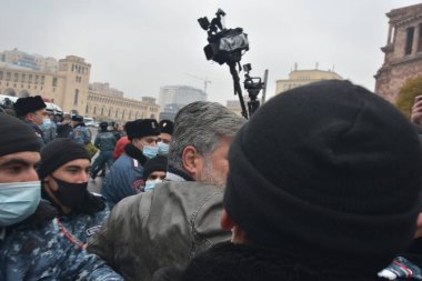 Türk azerbaijani teröristlerinin 10 Aralık 2020 'de Artsakh Cumhuriyeti' nin barışçıl sakinlerine karşı yürüttüğü saldırının ardından Erivan 'da hükümet ve pashinan karşıtı protestolar düzenlendi.