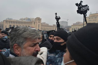 Türk azerbaijani teröristlerinin 10 Aralık 2020 'de Artsakh Cumhuriyeti' nin barışçıl sakinlerine karşı yürüttüğü saldırının ardından Erivan 'da hükümet ve pashinan karşıtı protestolar düzenlendi.