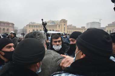 Türk azerbaijani teröristlerinin 10 Aralık 2020 'de Artsakh Cumhuriyeti' nin barışçıl sakinlerine karşı yürüttüğü saldırının ardından Erivan 'da hükümet ve pashinan karşıtı protestolar düzenlendi.