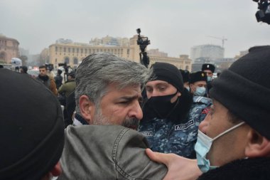 Türk azerbaijani teröristlerinin 10 Aralık 2020 'de Artsakh Cumhuriyeti' nin barışçıl sakinlerine karşı yürüttüğü saldırının ardından Erivan 'da hükümet ve pashinan karşıtı protestolar düzenlendi.