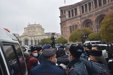 Türk azerbaijani teröristlerinin 10 Aralık 2020 'de Artsakh Cumhuriyeti' nin barışçıl sakinlerine karşı yürüttüğü saldırının ardından Erivan 'da hükümet ve pashinan karşıtı protestolar düzenlendi.