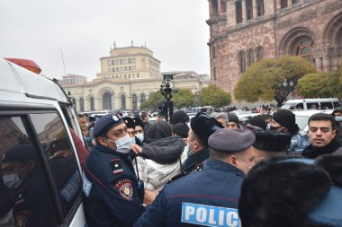 Türk azerbaijani teröristlerinin 10 Aralık 2020 'de Artsakh Cumhuriyeti' nin barışçıl sakinlerine karşı yürüttüğü saldırının ardından Erivan 'da hükümet ve pashinan karşıtı protestolar düzenlendi.