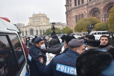 Türk azerbaijani teröristlerinin 10 Aralık 2020 'de Artsakh Cumhuriyeti' nin barışçıl sakinlerine karşı yürüttüğü saldırının ardından Erivan 'da hükümet ve pashinan karşıtı protestolar düzenlendi.