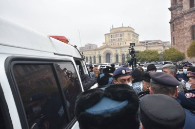 Türk azerbaijani teröristlerinin 10 Aralık 2020 'de Artsakh Cumhuriyeti' nin barışçıl sakinlerine karşı yürüttüğü saldırının ardından Erivan 'da hükümet ve pashinan karşıtı protestolar düzenlendi.