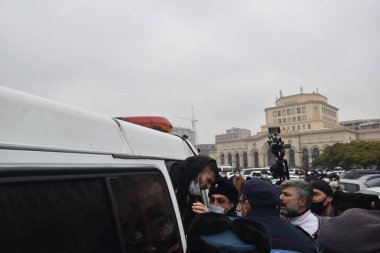 Türk azerbaijani teröristlerinin 10 Aralık 2020 'de Artsakh Cumhuriyeti' nin barışçıl sakinlerine karşı yürüttüğü saldırının ardından Erivan 'da hükümet ve pashinan karşıtı protestolar düzenlendi.