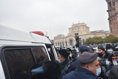 Türk azerbaijani teröristlerinin 10 Aralık 2020 'de Artsakh Cumhuriyeti' nin barışçıl sakinlerine karşı yürüttüğü saldırının ardından Erivan 'da hükümet ve pashinan karşıtı protestolar düzenlendi.