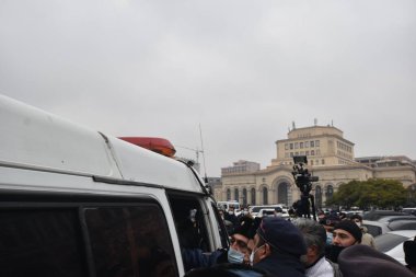 Türk azerbaijani teröristlerinin 10 Aralık 2020 'de Artsakh Cumhuriyeti' nin barışçıl sakinlerine karşı yürüttüğü saldırının ardından Erivan 'da hükümet ve pashinan karşıtı protestolar düzenlendi.