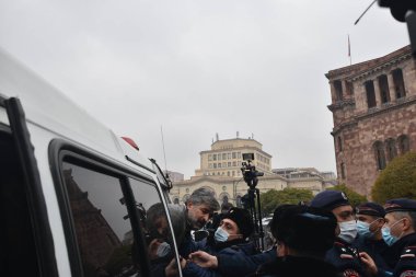 Türk azerbaijani teröristlerinin 10 Aralık 2020 'de Artsakh Cumhuriyeti' nin barışçıl sakinlerine karşı yürüttüğü saldırının ardından Erivan 'da hükümet ve pashinan karşıtı protestolar düzenlendi.