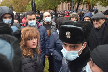 Türk azerbaijani teröristlerinin 10 Aralık 2020 'de Artsakh Cumhuriyeti' nin barışçıl sakinlerine karşı yürüttüğü saldırının ardından Erivan 'da hükümet ve pashinan karşıtı protestolar düzenlendi.