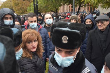 Türk azerbaijani teröristlerinin 10 Aralık 2020 'de Artsakh Cumhuriyeti' nin barışçıl sakinlerine karşı yürüttüğü saldırının ardından Erivan 'da hükümet ve pashinan karşıtı protestolar düzenlendi.