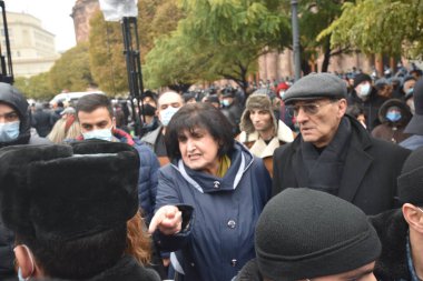 Türk azerbaijani teröristlerinin 10 Aralık 2020 'de Artsakh Cumhuriyeti' nin barışçıl sakinlerine karşı yürüttüğü saldırının ardından Erivan 'da hükümet ve pashinan karşıtı protestolar düzenlendi.