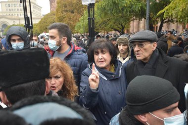 Türk azerbaijani teröristlerinin 10 Aralık 2020 'de Artsakh Cumhuriyeti' nin barışçıl sakinlerine karşı yürüttüğü saldırının ardından Erivan 'da hükümet ve pashinan karşıtı protestolar düzenlendi.