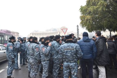 Türk azerbaijani teröristlerinin 10 Aralık 2020 'de Artsakh Cumhuriyeti' nin barışçıl sakinlerine karşı yürüttüğü saldırının ardından Erivan 'da hükümet ve pashinan karşıtı protestolar düzenlendi.