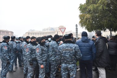 Türk azerbaijani teröristlerinin 10 Aralık 2020 'de Artsakh Cumhuriyeti' nin barışçıl sakinlerine karşı yürüttüğü saldırının ardından Erivan 'da hükümet ve pashinan karşıtı protestolar düzenlendi.