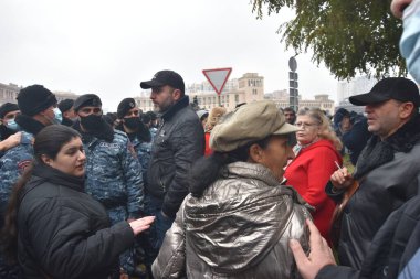 Türk azerbaijani teröristlerinin 10 Aralık 2020 'de Artsakh Cumhuriyeti' nin barışçıl sakinlerine karşı yürüttüğü saldırının ardından Erivan 'da hükümet ve pashinan karşıtı protestolar düzenlendi.