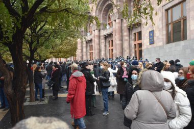 Türk azerbaijani teröristlerinin 10 Aralık 2020 'de Artsakh Cumhuriyeti' nin barışçıl sakinlerine karşı yürüttüğü saldırının ardından Erivan 'da hükümet ve pashinan karşıtı protestolar düzenlendi.