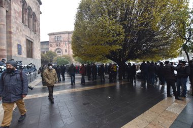 Türk azerbaijani teröristlerinin 10 Aralık 2020 'de Artsakh Cumhuriyeti' nin barışçıl sakinlerine karşı yürüttüğü saldırının ardından Erivan 'da hükümet ve pashinan karşıtı protestolar düzenlendi.