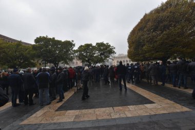 Türk azerbaijani teröristlerinin 10 Aralık 2020 'de Artsakh Cumhuriyeti' nin barışçıl sakinlerine karşı yürüttüğü saldırının ardından Erivan 'da hükümet ve pashinan karşıtı protestolar düzenlendi.