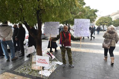 Türk azerbaijani teröristlerinin 10 Aralık 2020 'de Artsakh Cumhuriyeti' nin barışçıl sakinlerine karşı yürüttüğü saldırının ardından Erivan 'da hükümet ve pashinan karşıtı protestolar düzenlendi.