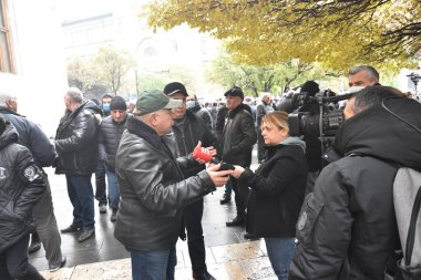 Türk azerbaijani teröristlerinin 10 Aralık 2020 'de Artsakh Cumhuriyeti' nin barışçıl sakinlerine karşı yürüttüğü saldırının ardından Erivan 'da hükümet ve pashinan karşıtı protestolar düzenlendi.