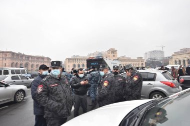 Türk azerbaijani teröristlerinin 10 Aralık 2020 'de Artsakh Cumhuriyeti' nin barışçıl sakinlerine karşı yürüttüğü saldırının ardından Erivan 'da hükümet ve pashinan karşıtı protestolar düzenlendi.