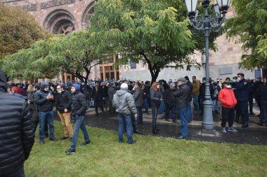 Türk azerbaijani teröristlerinin 10 Aralık 2020 'de Artsakh Cumhuriyeti' nin barışçıl sakinlerine karşı yürüttüğü saldırının ardından Erivan 'da hükümet ve pashinan karşıtı protestolar düzenlendi.