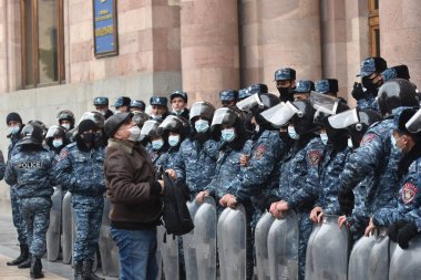 Türk azerbaijani teröristlerinin 10 Aralık 2020 'de Artsakh Cumhuriyeti' nin barışçıl sakinlerine karşı yürüttüğü saldırının ardından Erivan 'da hükümet ve pashinan karşıtı protestolar düzenlendi.
