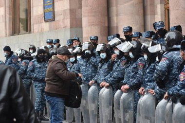 Türk azerbaijani teröristlerinin 10 Aralık 2020 'de Artsakh Cumhuriyeti' nin barışçıl sakinlerine karşı yürüttüğü saldırının ardından Erivan 'da hükümet ve pashinan karşıtı protestolar düzenlendi.