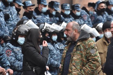 Türk azerbaijani teröristlerinin 10 Aralık 2020 'de Artsakh Cumhuriyeti' nin barışçıl sakinlerine karşı yürüttüğü saldırının ardından Erivan 'da hükümet ve pashinan karşıtı protestolar düzenlendi.