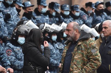 Türk azerbaijani teröristlerinin 10 Aralık 2020 'de Artsakh Cumhuriyeti' nin barışçıl sakinlerine karşı yürüttüğü saldırının ardından Erivan 'da hükümet ve pashinan karşıtı protestolar düzenlendi.