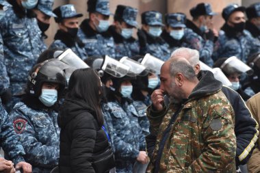 Türk azerbaijani teröristlerinin 10 Aralık 2020 'de Artsakh Cumhuriyeti' nin barışçıl sakinlerine karşı yürüttüğü saldırının ardından Erivan 'da hükümet ve pashinan karşıtı protestolar düzenlendi.