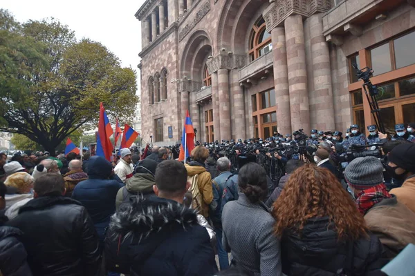 Türk azerbaijani teröristlerinin 10 Aralık 2020 'de Artsakh Cumhuriyeti' nin barışçıl sakinlerine karşı yürüttüğü saldırının ardından Erivan 'da hükümet ve pashinan karşıtı protestolar düzenlendi.