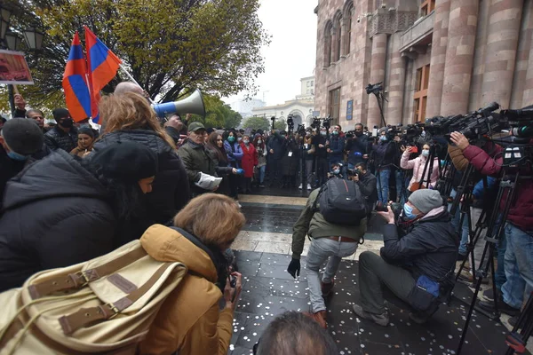 Türk azerbaijani teröristlerinin 10 Aralık 2020 'de Artsakh Cumhuriyeti' nin barışçıl sakinlerine karşı yürüttüğü saldırının ardından Erivan 'da hükümet ve pashinan karşıtı protestolar düzenlendi.