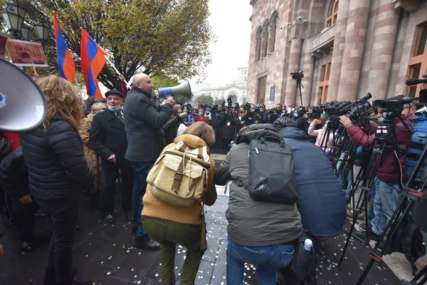 Türk azerbaijani teröristlerinin 10 Aralık 2020 'de Artsakh Cumhuriyeti' nin barışçıl sakinlerine karşı yürüttüğü saldırının ardından Erivan 'da hükümet ve pashinan karşıtı protestolar düzenlendi.