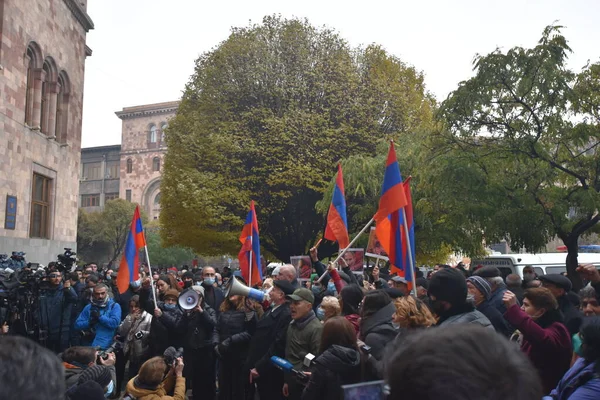 Türk azerbaijani teröristlerinin 10 Aralık 2020 'de Artsakh Cumhuriyeti' nin barışçıl sakinlerine karşı yürüttüğü saldırının ardından Erivan 'da hükümet ve pashinan karşıtı protestolar düzenlendi.