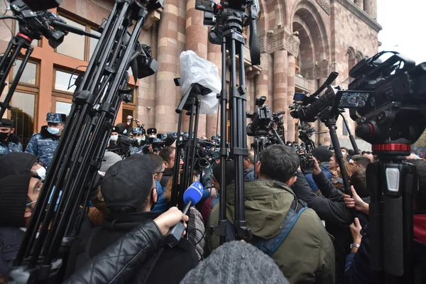 Türk azerbaijani teröristlerinin 10 Aralık 2020 'de Artsakh Cumhuriyeti' nin barışçıl sakinlerine karşı yürüttüğü saldırının ardından Erivan 'da hükümet ve pashinan karşıtı protestolar düzenlendi.
