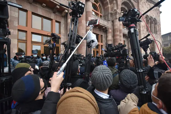 Türk azerbaijani teröristlerinin 10 Aralık 2020 'de Artsakh Cumhuriyeti' nin barışçıl sakinlerine karşı yürüttüğü saldırının ardından Erivan 'da hükümet ve pashinan karşıtı protestolar düzenlendi.