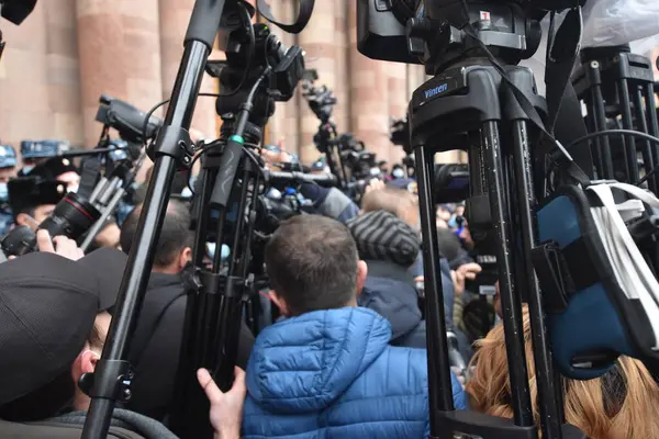 Türk azerbaijani teröristlerinin 10 Aralık 2020 'de Artsakh Cumhuriyeti' nin barışçıl sakinlerine karşı yürüttüğü saldırının ardından Erivan 'da hükümet ve pashinan karşıtı protestolar düzenlendi.