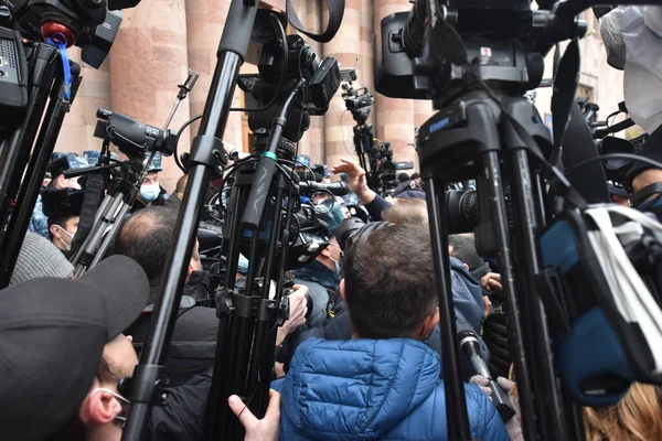 Türk azerbaijani teröristlerinin 10 Aralık 2020 'de Artsakh Cumhuriyeti' nin barışçıl sakinlerine karşı yürüttüğü saldırının ardından Erivan 'da hükümet ve pashinan karşıtı protestolar düzenlendi.