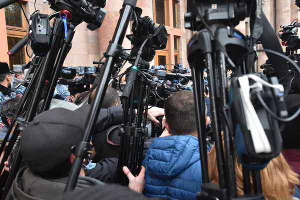 Türk azerbaijani teröristlerinin 10 Aralık 2020 'de Artsakh Cumhuriyeti' nin barışçıl sakinlerine karşı yürüttüğü saldırının ardından Erivan 'da hükümet ve pashinan karşıtı protestolar düzenlendi.