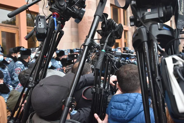 Türk azerbaijani teröristlerinin 10 Aralık 2020 'de Artsakh Cumhuriyeti' nin barışçıl sakinlerine karşı yürüttüğü saldırının ardından Erivan 'da hükümet ve pashinan karşıtı protestolar düzenlendi.