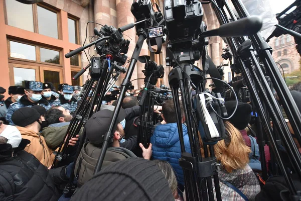 Türk azerbaijani teröristlerinin 10 Aralık 2020 'de Artsakh Cumhuriyeti' nin barışçıl sakinlerine karşı yürüttüğü saldırının ardından Erivan 'da hükümet ve pashinan karşıtı protestolar düzenlendi.